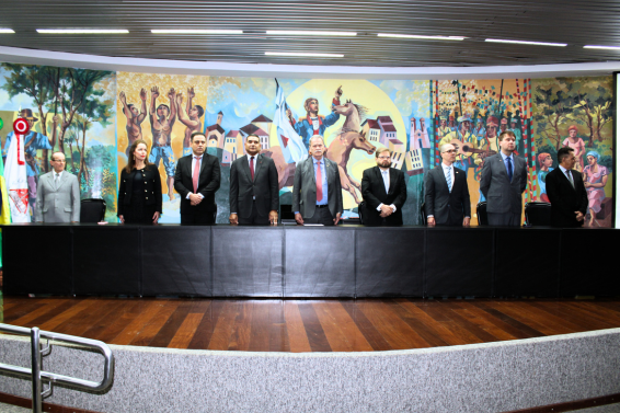 Presidente da Ampcon prestigia solenidade de outorga da Medalha Emílio Moura, do TCE-MG  