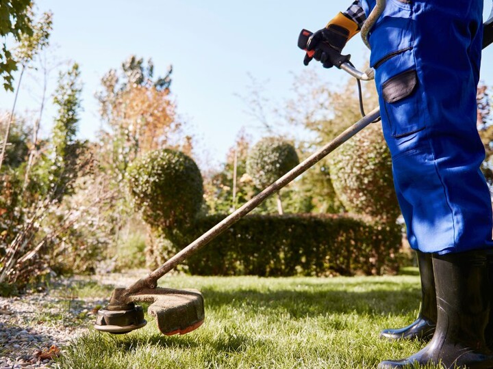 Manutencao de areas verdes cortador de grama utilizacao de epis gpoint freepik